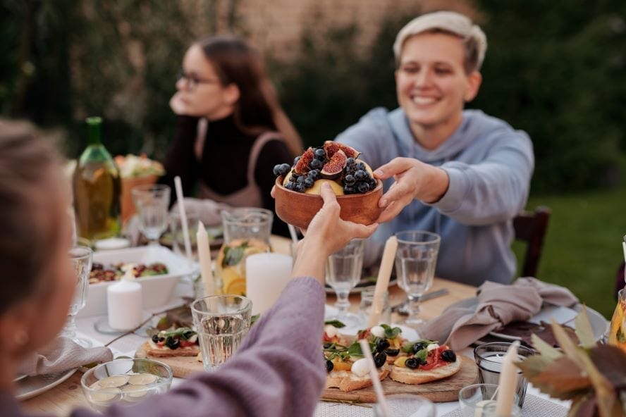 Amis profitant de la convivialité