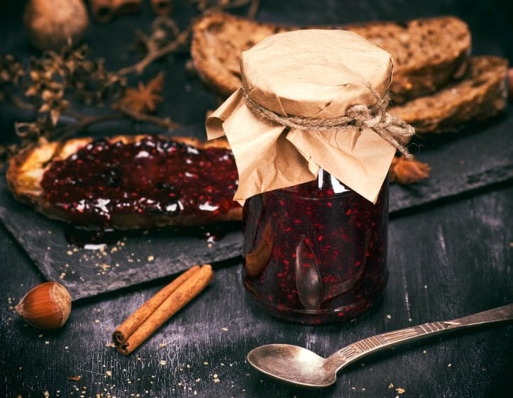 panier cadeau confiture artisanale dans un panier garni