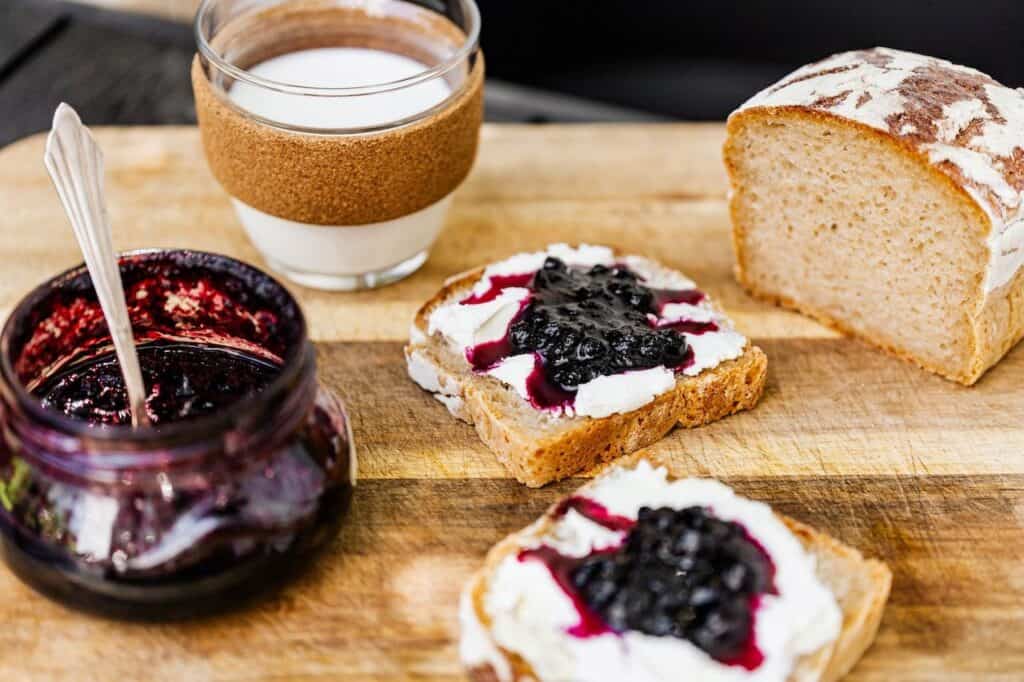 Coffret gourmand avec des confitures Confitures sur des tartines